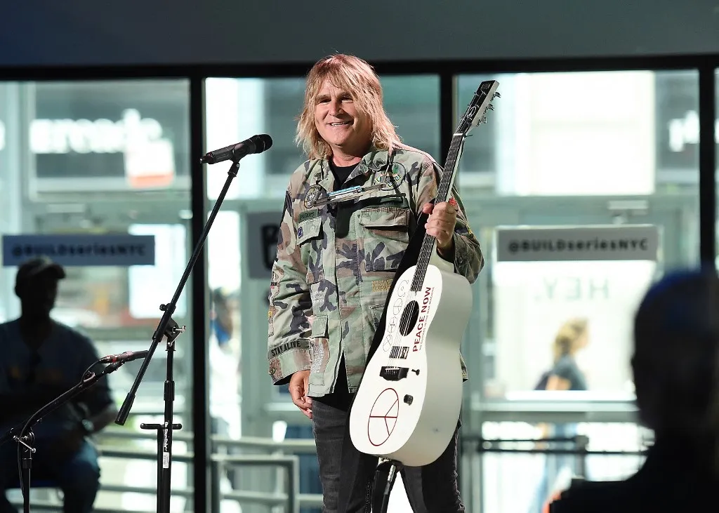 NEW YORK, NY - JULY 06: Musician Mike Peters plays live on stage during Build Series to discuss the new film 'Man in the Camo Jacket' at Build Studio on July 6, 2017 in New York City. Nicholas Hunt/Getty Images/AFP (Photo by Nicholas Hunt / GETTY IMAGES NORTH AMERICA / Getty Images via AFP)