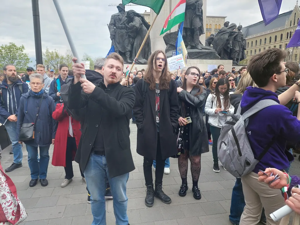 Tüntetés, Budapest, 2025. április 14., Parlament, Kossuth tér, Alaptörvény 15., Alaptörvény-módosítáas, Momentum tiltakozás