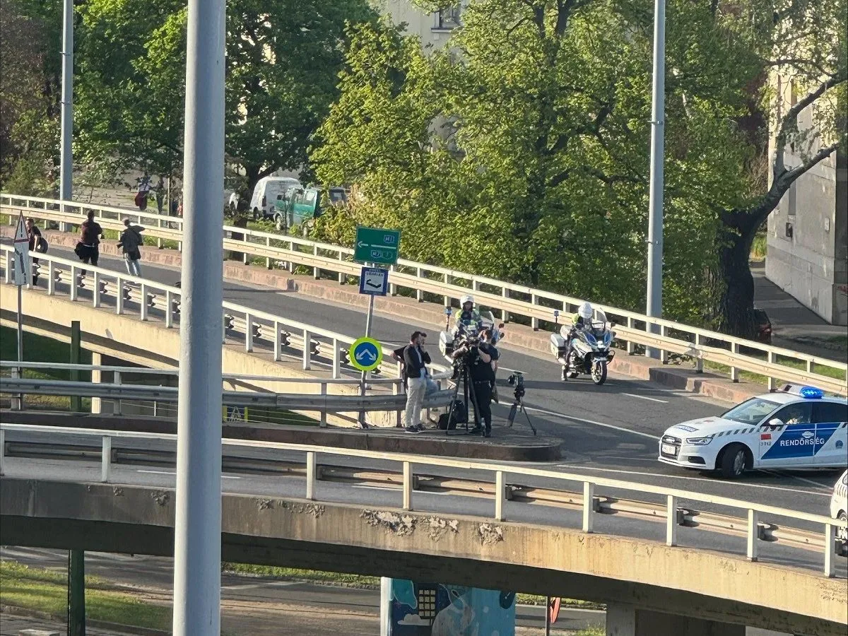 Rendőrautókkal és motorokkal biztosítják az Erzsébet hidat (fotó:Origo)