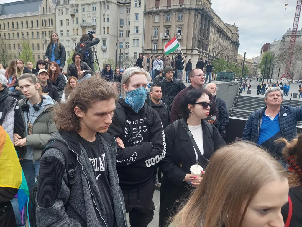 Tüntetés, Budapest, 2025. április 14., Parlament, Kossuth tér, Alaptörvény 15., Alaptörvény-módosítáas, Momentum tiltakozás