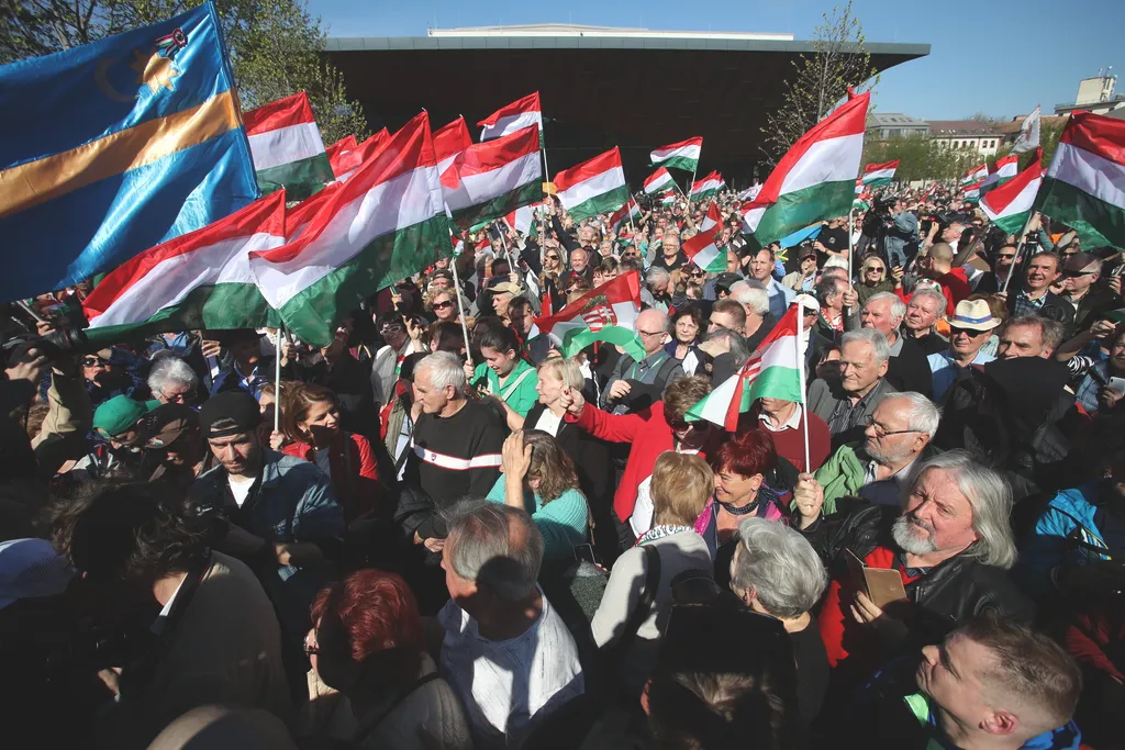 Tüntetést Kollár Kinga botrányos kijelentése miatt, KollárKinga, Millenáris, Civil Összefogás Fórum (CÖF), CivilÖsszefogásFórum, 2025.04.12.