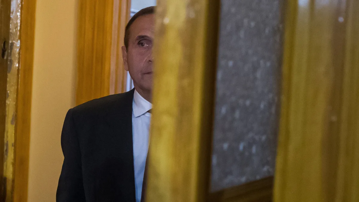 Budapest, 2019. november 12.
Gyárfás Tamás médiavállalkozó, sportvezető távozik a Fővárosi Törvényszék előkészítő üléséről 2019. november 12-én. A Fenyő-gyilkosság ügyében felbujtóként előre kitervelten elkövetett emberöléssel megvádolt Gyárfás Tamás tagadta bűnösségét.
MTI/Balogh Zoltán