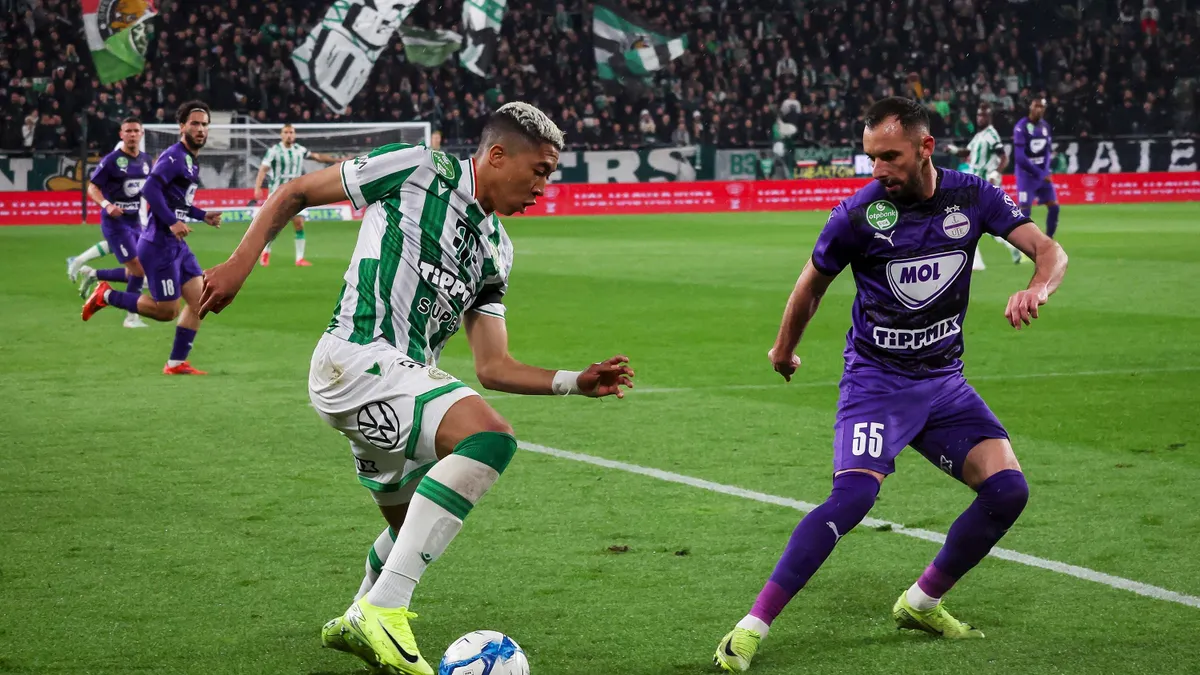 Fradi, Budapest, 2025. április 2.Matheus Saldanha, a Ferencváros (b) és Fiola Attila, a Újpest játékosa a labdarúgó MOL Magyar Kupa negyeddöntőjében játszott Ferencvárosi TC - Újpest FC mérkőzésen a Groupama Arénában 2025. április 2-án.MTI/Hegedüs Róbert
