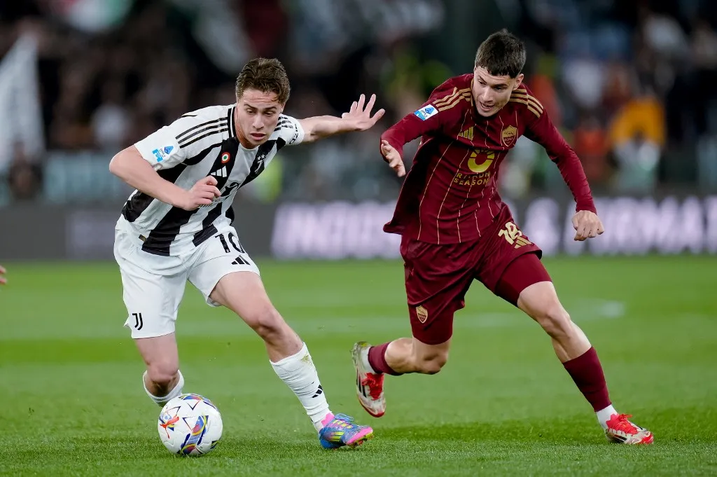 Kenan Yildiz of Juventus FC and Matias Soule' of AS Roma compete for the ball during the Serie A Enilive match between AS Roma and Juventus FC at Stadio Olimpico on April 6, 2025 in Rome, Italy. (Photo by Giuseppe Maffia/NurPhoto) (Photo by Giuseppe Maffia / NurPhoto / NurPhoto via AFP)