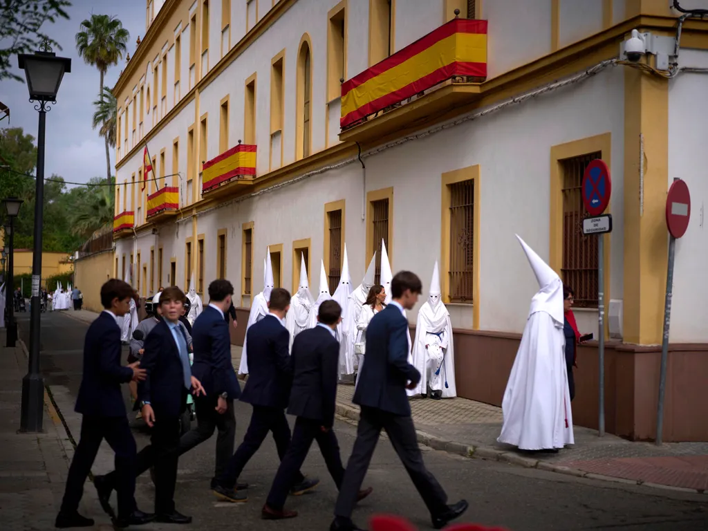 Sevilla, Virágvasárnap, Nagyhét, húsvét, Spanyolország, körmenet, vezeklés, 2025.04.15.,   Sevilla, 2025. április 14.
 2025. április 14-én, a húsvétot megelőző nagyhéten.
MTI/AP/Emilio Morenatti