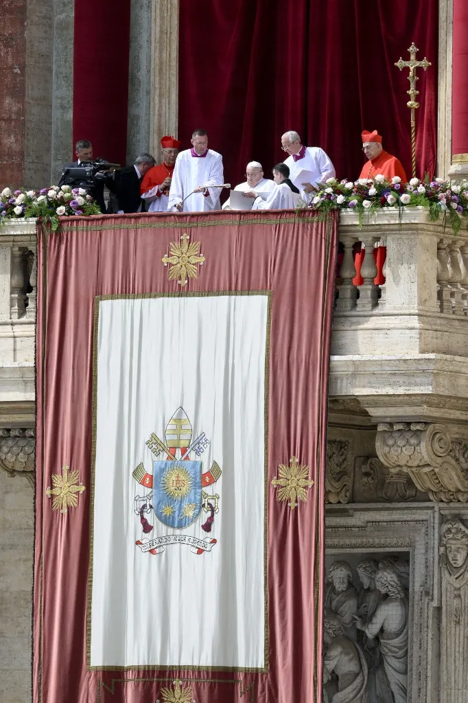 This photo taken and handout on April 20, 2025 by The Vatican Media shows Pope Francis  at the main balcony of St Peter's basilica during the Urbi et Orbi message and blessing to the city and the world as part of Easter celebrations, in The Vatican. (Photo by Handout / VATICAN MEDIA / AFP) / RESTRICTED TO EDITORIAL USE - MANDATORY CREDIT "AFP PHOTO / VATICAN MEDIA" - NO MARKETING - NO ADVERTISING CAMPAIGNS - DISTRIBUTED AS A SERVICE TO CLIENTS