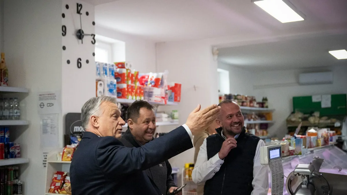 Orbán Viktor négy nyulat is vásárolt Tiszakürtön – videó