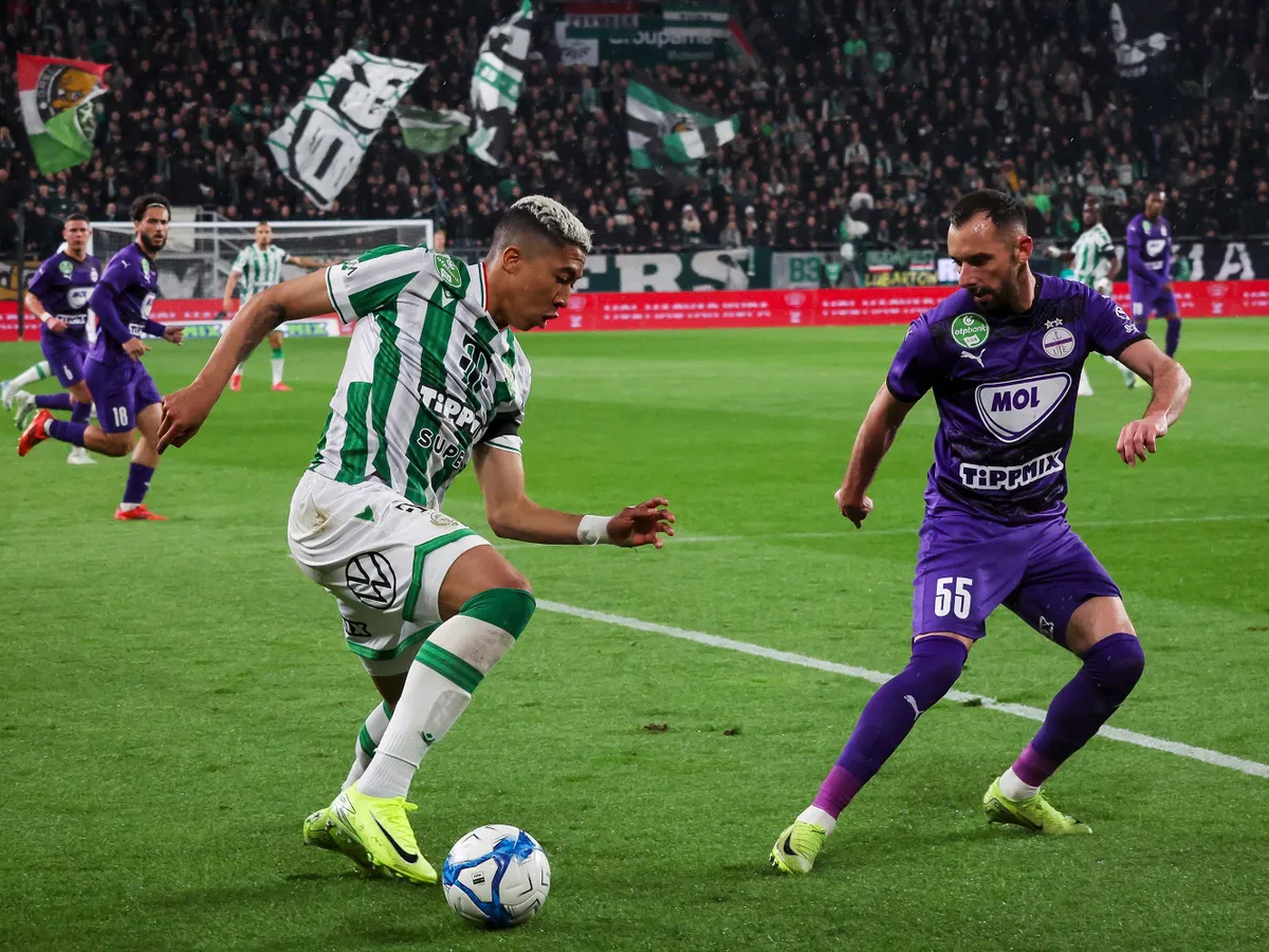 Budapest, 2025. április 2.
Matheus Saldanha, a Ferencváros (b) és Fiola Attila, a Újpest játékosa a labdarúgó MOL Magyar Kupa negyeddöntőjében játszott Ferencvárosi TC - Újpest FC mérkőzésen a Groupama Arénában 2025. április 2-án.
MTI/Hegedüs Róbert