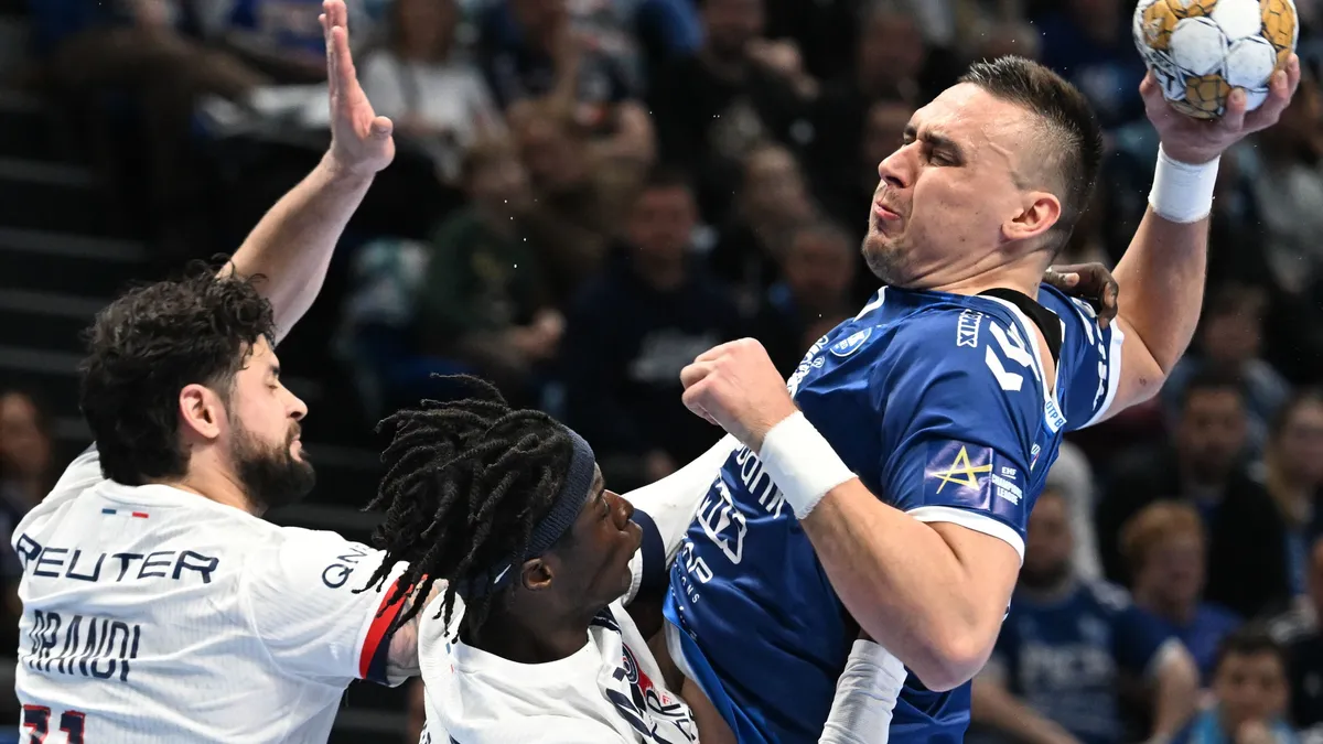 Szeged, 2025. március 27.
Bodó Richárd, a Szeged játékosa (j) és Elohim Prandi (b), Léo Plantin (k), a Paris Saint-Germain játékosai a férfi kézilabda Bajnokok Ligájában a negyeddöntőbe jutásért játszott, OTP Bank-Pick Szeged-Paris Saint-Germain első mérkőzésen a szegedi Pick Arénában 2025. március 27-én.
MTI/Illyés Tibor