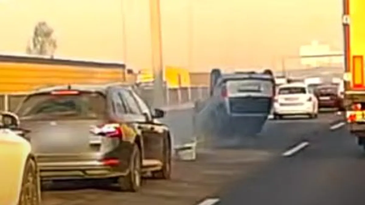 Megérkezett a felvétel, fejre állt egy autós az M0-s autópályán – videó