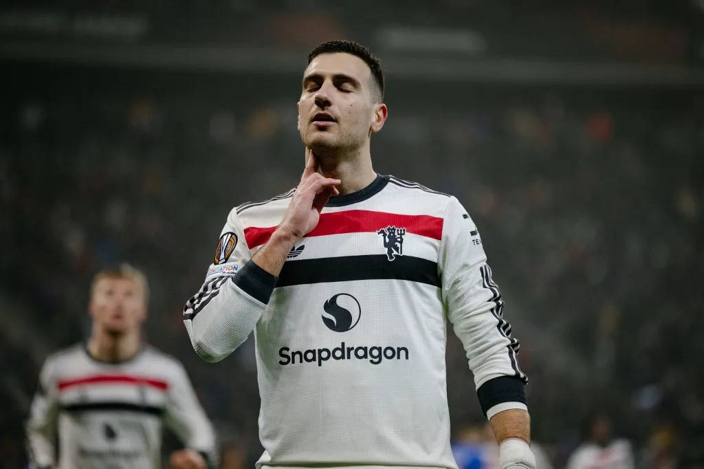 Manchester United's Portuguese defender #20 Diogo Dalot (C) celebrates with team mates after scoring the opening 0-1 goal during the UEFA Europa league football match between FC Steaua Bucharest and Manchester United, in Bucharest, Romania, on January 30, 2025. (Photo by Andrei PUNGOVSCHI / AFP)