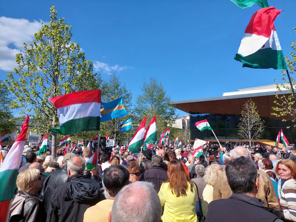 Tüntetést Kollár Kinga botrányos kijelentése miatt, KollárKinga, Millenáris, Civil Összefogás Fórum (CÖF), CivilÖsszefogásFórum, 2025.04.12.