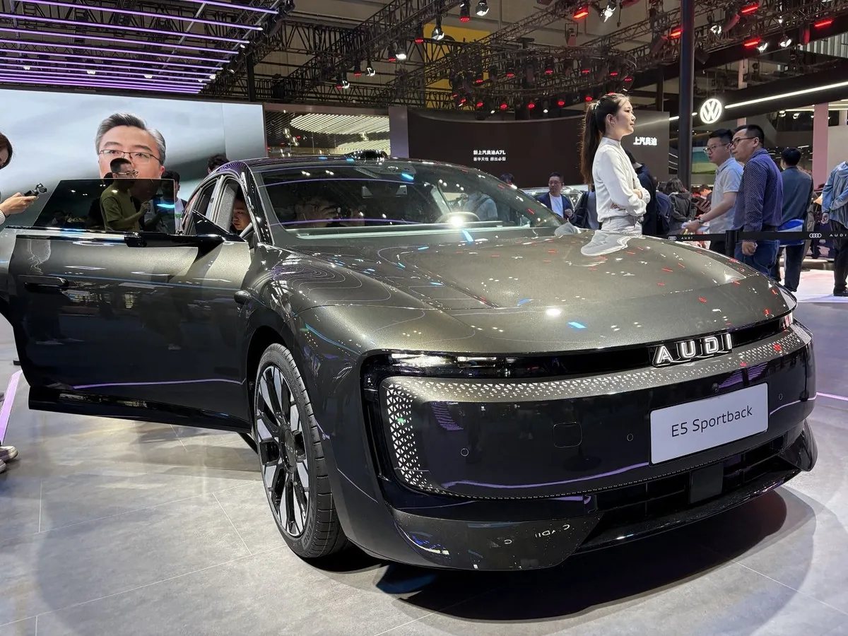 Az Audi új elektromos luxusmárkájának, az AUDI-nak az első sorozatgyártású modelljét, az E5 Sportbacket 2025. április 24-én mutatták be a Sanghaji Autókiállításon. A német gyártó és a kínai SAIC közös fejlesztésű e-autóját kifejezetten a kínai piacra tervezték, és várhatóan a nyár végén kerül piacra. (kép forrása: Yicei/Auto Shanghai 2025)