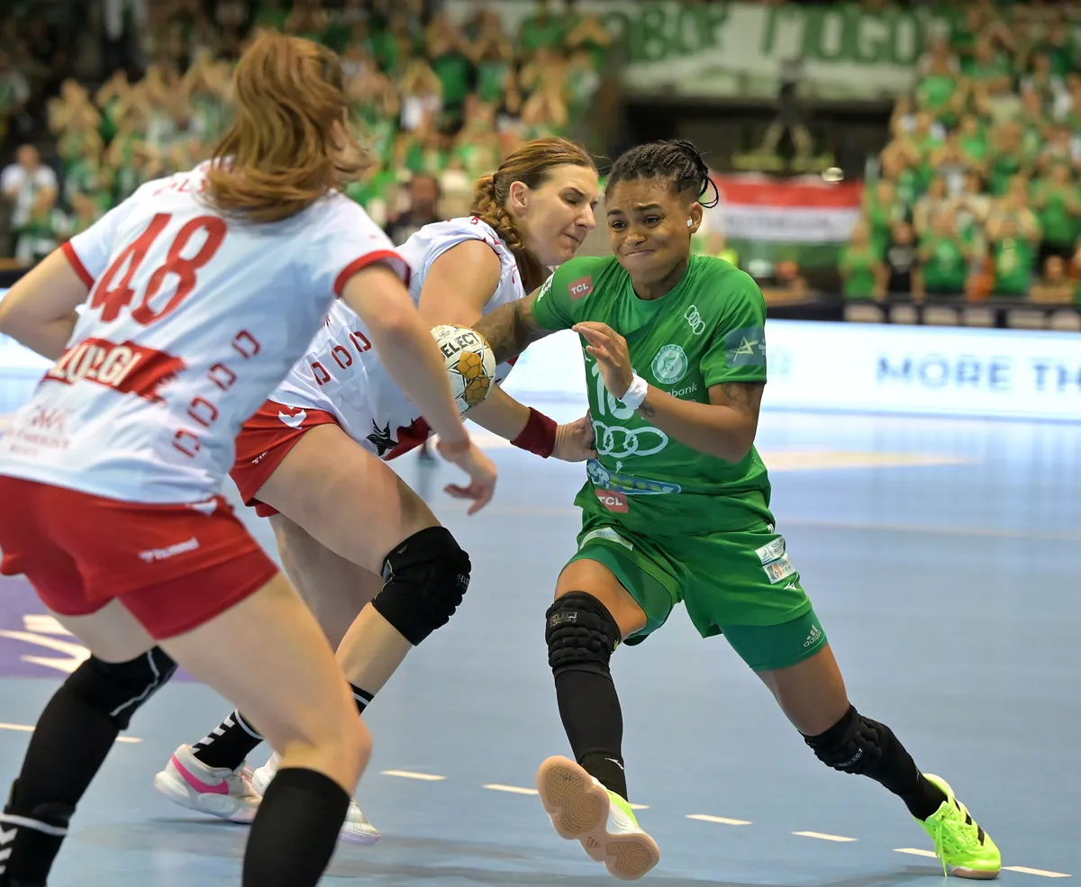 Győr, 2025. április 26.
Bruna De Paula (j), a Győri ETO és Kudlacz-Gloc Karolina (k), a HB Ludwigsburg játékosa a női kézilabda Bajnokok Ligája negyeddöntőjében játszott Győri Audi ETO KC - HB Ludwigsburg mérkőzésen az Audi Aréna Győr sportcsarnokban 2025. április 26-án.
MTI/Krizsán Csaba