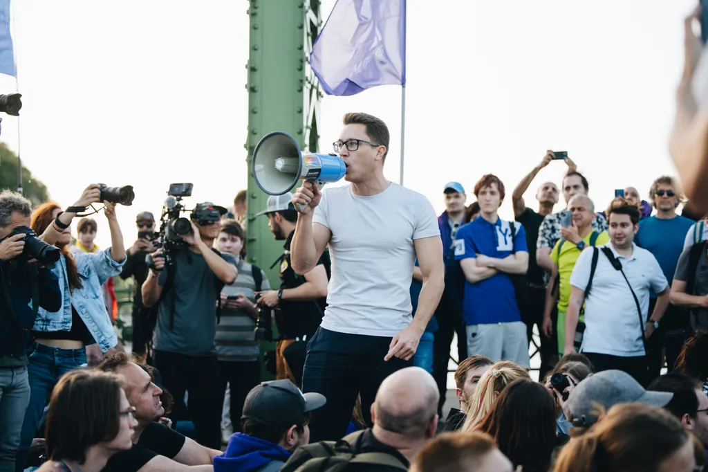 Hadházy Ákos, HadházyÁkos, tüntetés, hídfoglalás, Szabadság híd, 2025.04.22.