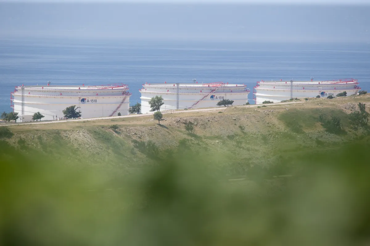 szerb, horvát, kőolaj, szerbhorvátkőolaj, olajfinomító, Barátság kőolajvezeték, NIS, szerb olajvállalat, benzinkút, JANAF, kikötő