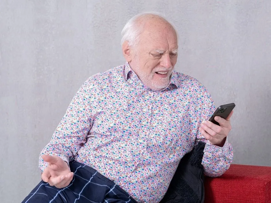 A 79 éves Arató András, közismert internetes mémnevén „Hide the Pain Harold” (kép forrása: Hide the Pain Harold/X)