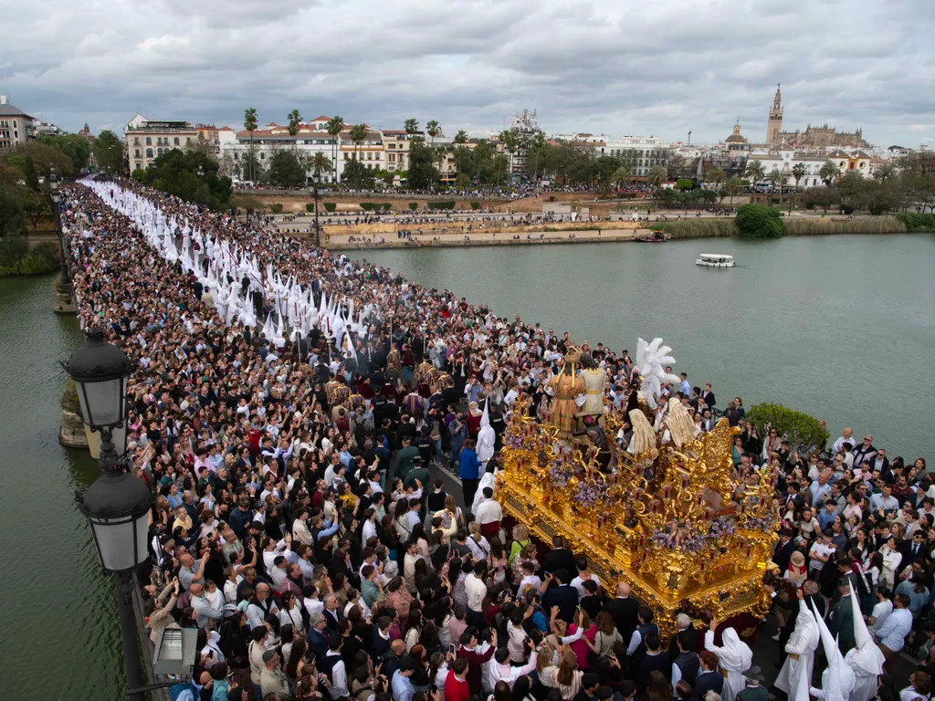 Sevilla, Virágvasárnap, Nagyhét, húsvét, Spanyolország, körmenet, vezeklés, 2025.04.15.,   