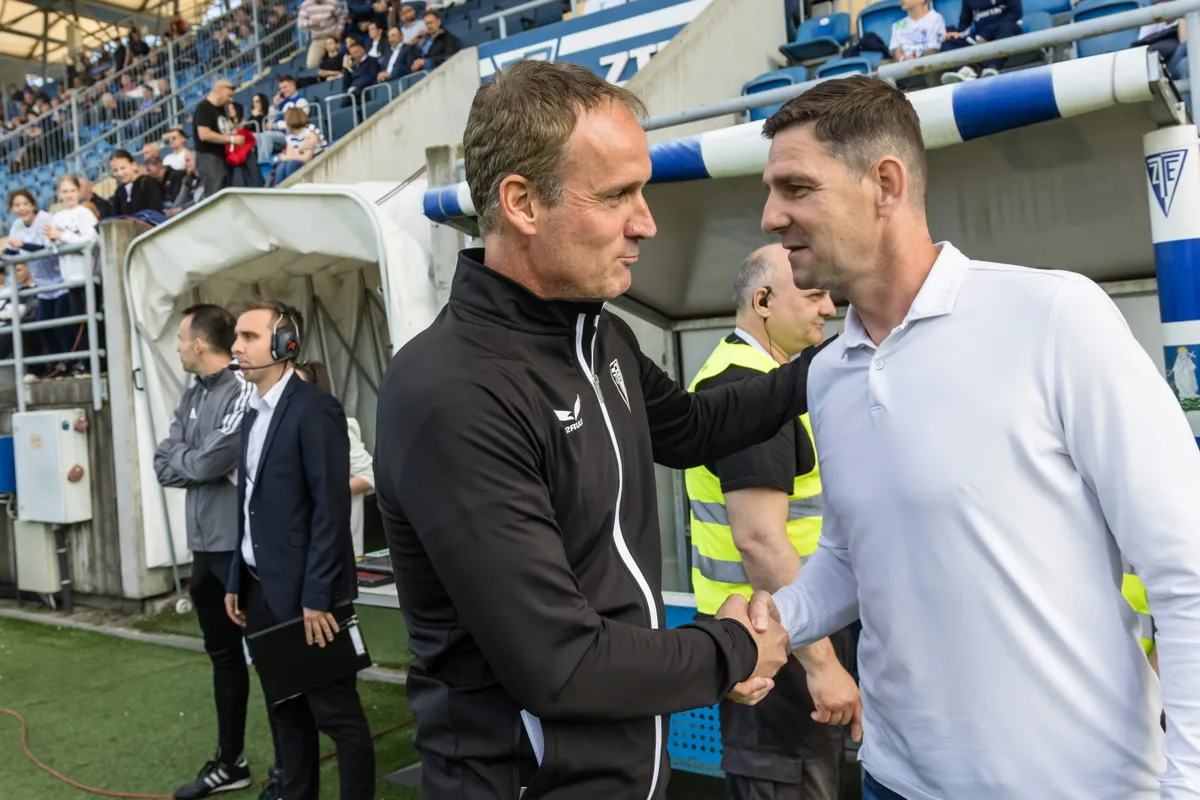 Zalaegerszeg, 2025. április 27.
Mihalecz István, a Zalaegerszeg (b) és Gera Zoltán, Kecskemét vezetőedzője a labdarúgó OTP Bank Liga 29. fordulójában játszott Zalaegerszegi TE FC – Kecskeméti TE mérkőzésen a zalaegerszegi ZTE Arénában 2025. április 27-én.
MTI/Katona Tibor