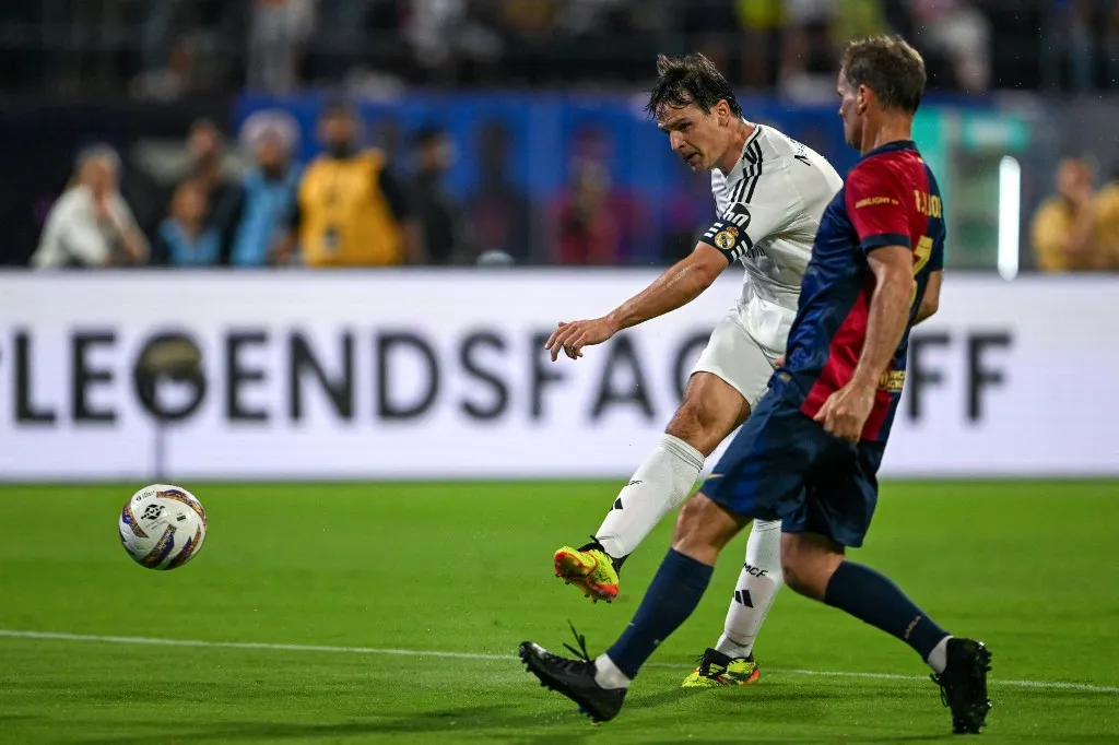 Real Madrid's Spanish forward Fernando Morientes (L) kicks the ball during Legends El Clasico football match between Real Madrid and Barcelona at the DY Patil Stadium in Navi Mumbai on April 6, 2025. (Photo by Punit PARANJPE / AFP)