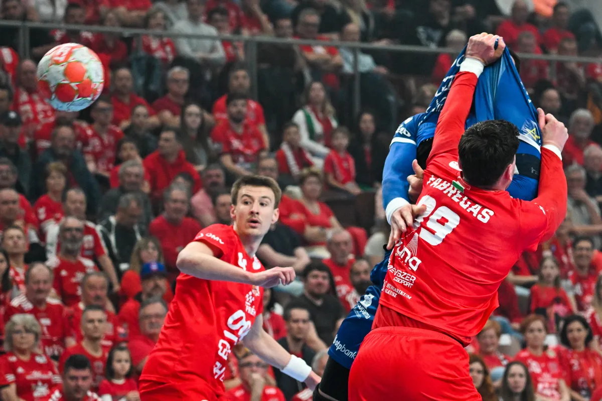 Veszprém, 2025. április 18.
Ludovic Fabregas, a Veszprém (j), Szergej Koszorotov (b) és Bánhidi Bence, a Szeged játékosa a férfi kézilabda NB I-ben játszott One Veszprém HC - OTP Bank-Pick Szeged mérkőzésen a Veszprém Arénában 2025. április 18-án.
MTI/Illyés Tibor