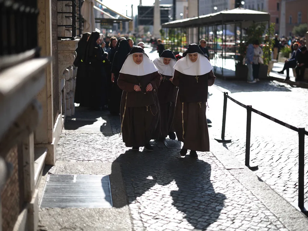 Ferenc pápa, temetés, Ferencpápa, Ferencpápatemetése, Ferenc pápa halála, Ferencpápahalála,  római katolikus egyházfő temetése, Róma, 2025.04.26., 
 Nuns arrive along Via della Conciliazione street ahead of late Pope Francis' funeral ceremony, near the Va