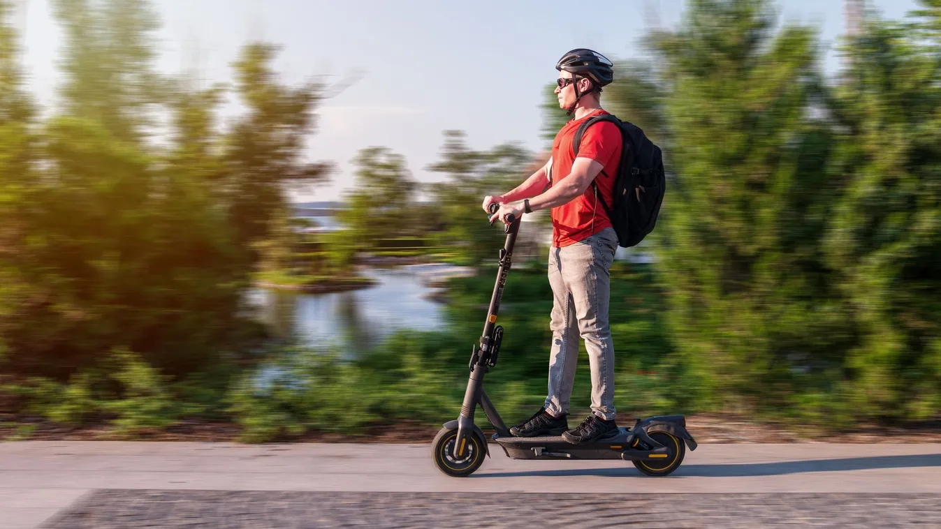 Videón, ahogy az autós telibe kapja a zebrán áthaladó rollerest Kép