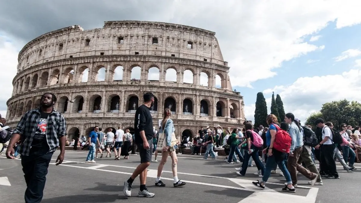 Horror Rómában: felnyársalt egy turistát a Colosseum fémkerítése