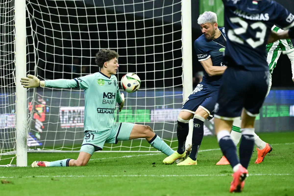 focista Felcsút, 2025. február 9.
Pécsi Ármin  felcsúti kapus véd a labdarúgó OTP Bank Liga 19. fordulójában játszott Puskás Akadémia – Ferencváros TC mérkőzésen a felcsúti Pancho Arénában 2025. február 9-én.
MTI/Koszticsák Szilárd