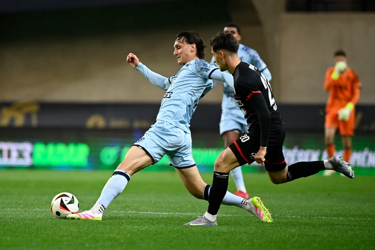 NB I Felcsút, 2025. május 24.Jonathan Levi (b), a Puskás Akadémia és Bényei Ágoston, a Diósgyőr (j) játékosa a labdarúgó OTP Bank Liga 33. fordulójában játszott Puskás Akadémia FC - Diósgyőri VTK mérkőzésen a felcsúti Pancho Arénában 2025. május 24-én.MTI/Bodnár Boglárka