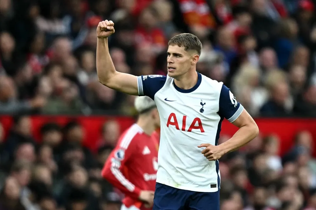 focista Tottenham Hotspur's Dutch defender #37 Micky van de Ven celebrates the team's first goal during the English Premier League football match between Manchester United and Tottenham Hotspur at Old Trafford in Manchester, north west England, on September 29, 2024. (Photo by Paul ELLIS / AFP) / RESTRICTED TO EDITORIAL USE. No use with unauthorized audio, video, data, fixture lists, club/league logos or 'live' services. Online in-match use limited to 120 images. An additional 40 images may be used in extra time. No video emulation. Social media in-match use limited to 120 images. An additional 40 images may be used in extra time. No use in betting publications, games or single club/league/player publications. / The erroneous mention[s] appearing in the metadata of this photo by Paul ELLIS has been modified in AFP systems in the following manner: [Tottenham Hotspur's Dutch defender #37 Micky van de Ven celebrates the team's first goal] instead of [Tottenham Hotspur's Dutch defender #37 Micky van de Ven celebrates scoring the team's first goal]. Please immediately remove the erroneous mention[s] from all your online services and delete it (them) from your servers. If you have been authorized by AFP to distribute it (them) to third parties, please ensure that the same actions are carried out by them. Failure to promptly comply with these instructions will entail liability on your part for any continued or post notification usage. Therefore we thank you very much for all your attention and prompt action. We are sorry for the inconvenience this notification may cause and remain at your disposal for any further information you may require.