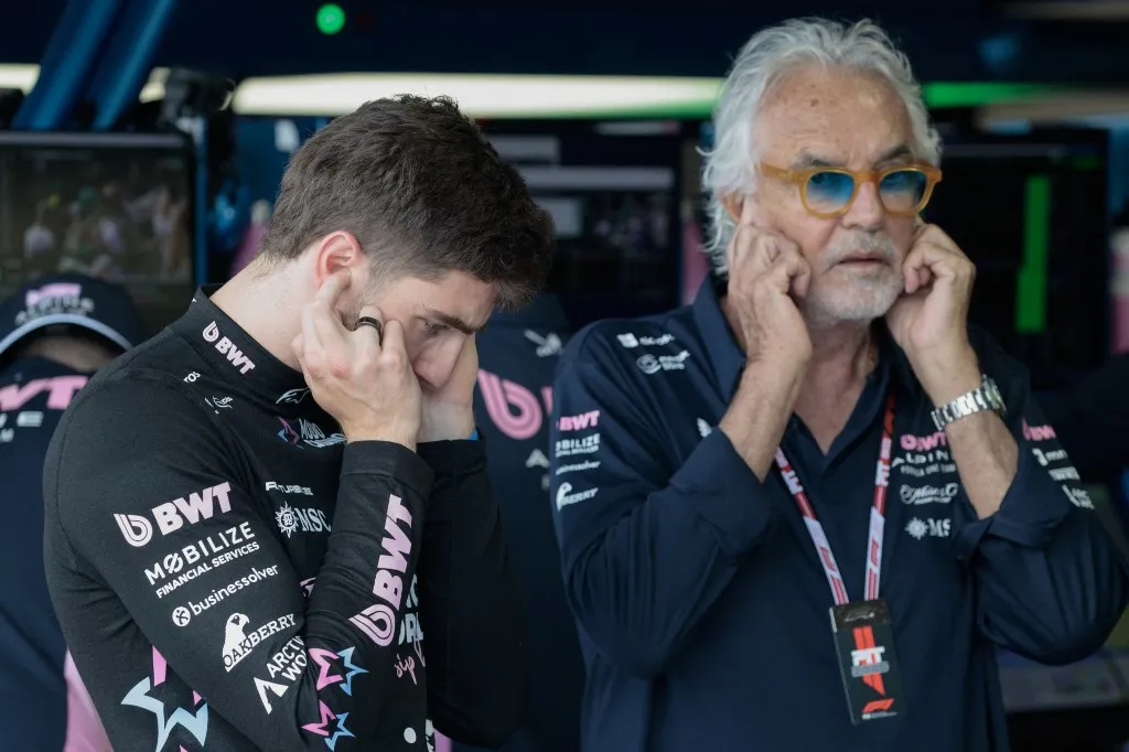 Forma-1 
Alpine's French driver Jack Doohan (L) and Alpine executive advisor Flavio Briatore plug their ears near pit lane during qualifying session for the 2025 Miami Formula One Grand Prix at Miami International Autodrome in Miami Gardens, Florida, on May 3, 2025. (Photo by SHAWN THEW / POOL / AFP)