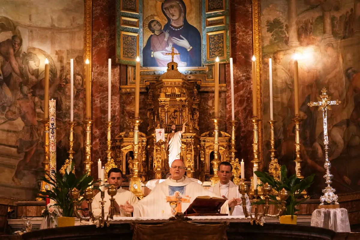 Róma, 2025. május 4.Erdő Péter bíboros, primás, az Esztergom-Budapesti Főegyházmegye érseke a római címtemplomában, a Santa Francesca Romana-bazilikában bemutatott miséjén a pápaválasztás előtti napokban