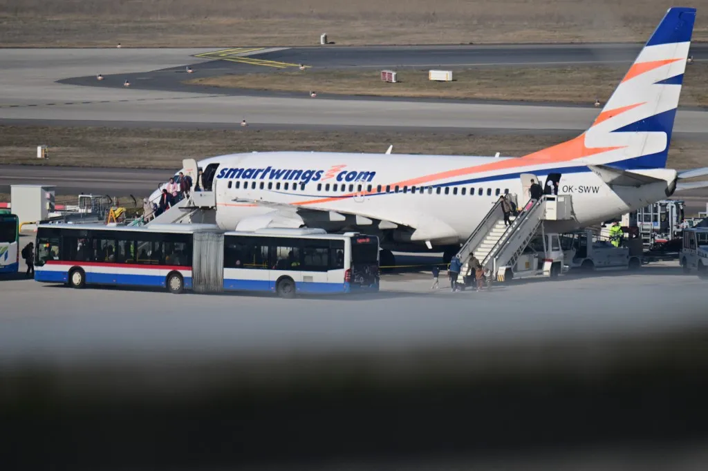Utasok szállnak le a brandenburgi repülőtéren egy repülőgépről, amelyen afganisztáni menedékjogot kapott emberek utaztak , német turista