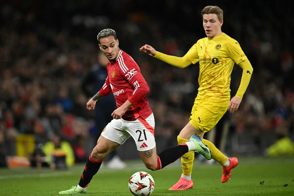 Manchester United's Brazilian midfielder #21 Antony (L) vies with Bodoe/Glimt's Norwegian forward #23 Jens Petter Hauge (R) during the UEFA Europa  League, League Phase football match between Manchester United and Bodoe/Glimt at Old Trafford stadium in Manchester, north west England, on November 28, 2024. (Photo by Oli SCARFF / AFP)