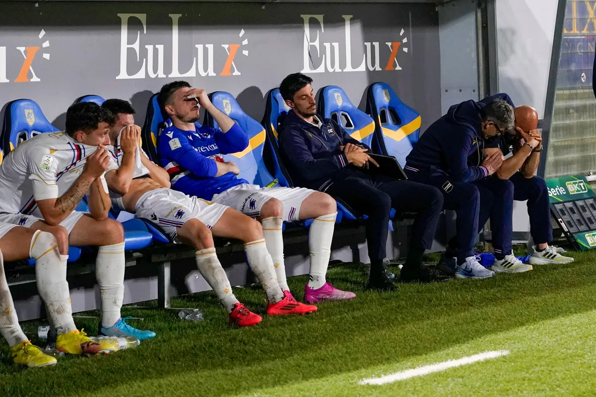 BEK-döntős, Players of UC Sampdoria looks dejected at the end of the Serie B match between SS Juve Stabia and UC Sampdoria at Stadio Romeo Menti Castellammare Di Stabia Italy on 13 May 2025. (Photo by Franco Romano/NurPhoto) (Photo by Franco Romano / NurPhoto / NurPhoto via AFP)