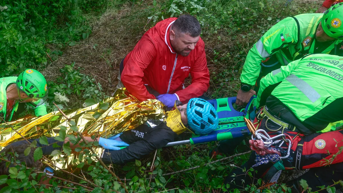 Óriási bukások a Giro d'Italián, szakadékba zuhant az olasz kerékpáros - videó