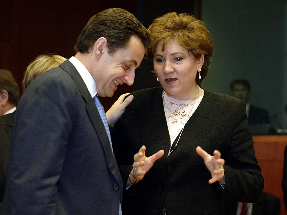 Lamperth Mónika magyar és Nicolas Sarkozy (b) francia belügyminiszter az Európai Unió brüsszeli központi épületében, 2004. március 19-én. (Fotó: Gerard Cerles/AFP)