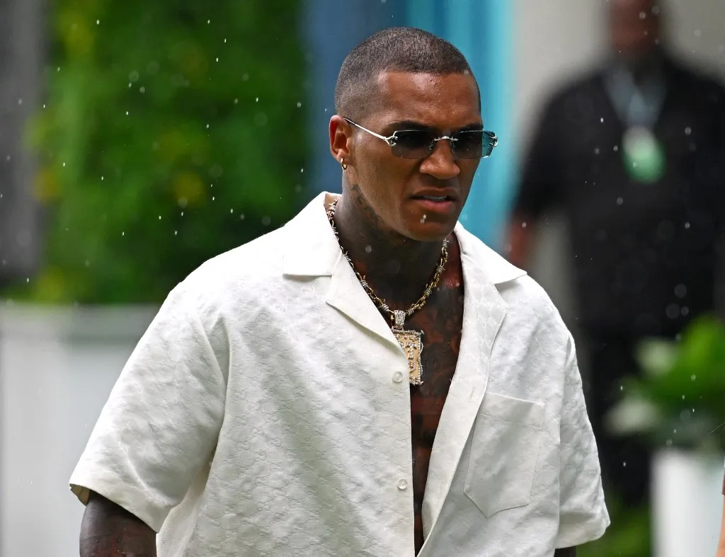 luxusautó, MIAMI, FLORIDA - MAY 04: Boxer Conor Benn in the Paddock prior to the F1 Grand Prix of Miami at Miami International Autodrome on May 04, 2025 in Miami, Florida. Rudy Carezzevoli/Getty Images/AFP (Photo by Rudy Carezzevoli / GETTY IMAGES NORTH AMERICA / Getty Images via AFP)