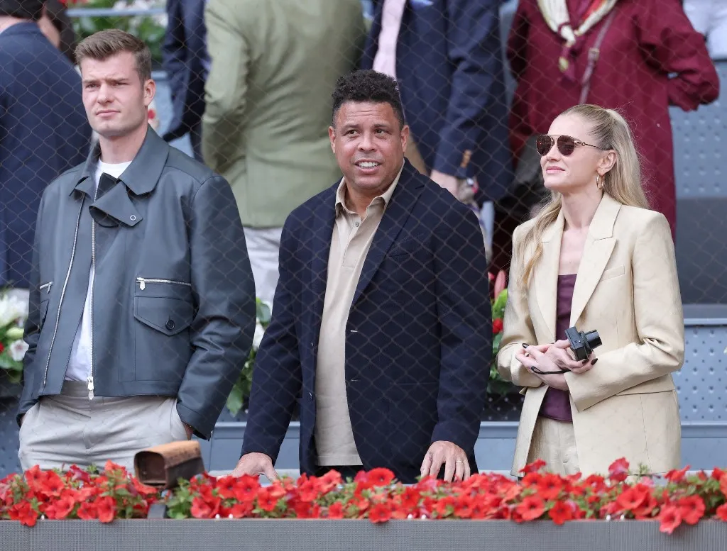 Atletico Madrid's Norwegian forward #09 Alexander Sorloth (L) and Brazilian former player Ronaldo Nazario (C) attend prior the 2025 ATP Tour Madrid Open tennis tournament singles final match at the Caja Magica in Madrid, on May 4, 2025. (Photo by Thomas COEX / AFP)