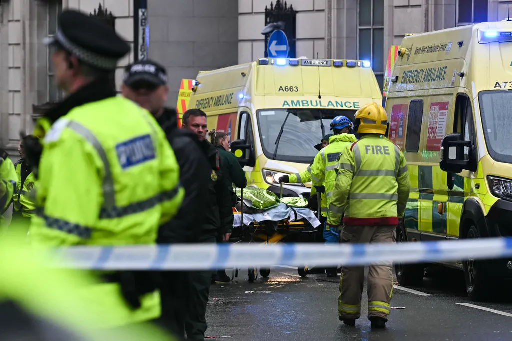 Autó hajtott a Liverpool bajnoki győzelmét ünneplő tömegbe, tragédia, merénylet, terrorizmus