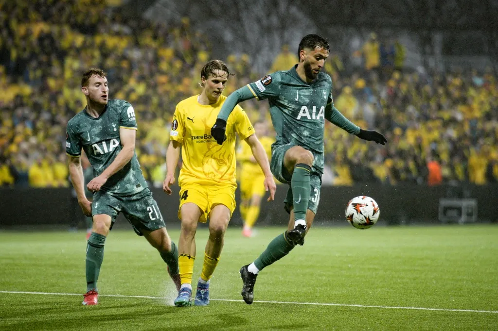 Tottenham Hotspur's Swedish midfielder #21 Dejan Kulusevski (L) and Tottenham's Rodrigo Tottenham Hotspur's Uruguayan midfielder #30 Rodrigo Bentancur (R) and Bodoe/Glimt's Norwegian midfielder #14 Ulrik Saltnes vie for the ball during the UEFA Europa League semi-final second leg football match between Bodoe/Glimt and Tottenham Hotspur in Bodoe, Norway on May 8, 2025. (Photo by Stian Lysberg Solum / NTB / AFP) / Norway OUT
