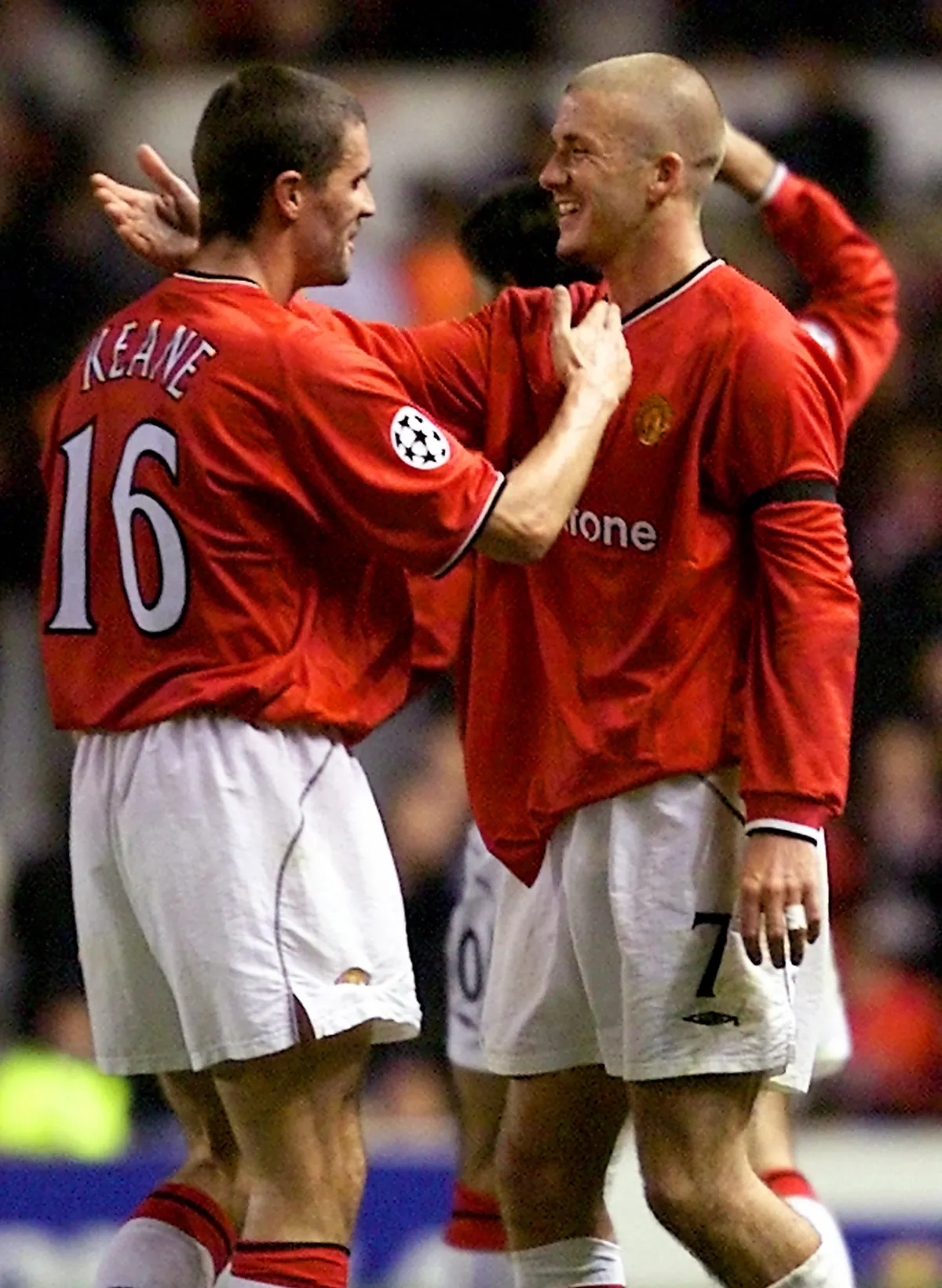 Le capitaine de Manchester United Roy Keane (G) félicite son coéquipier, l'attaquant David Beckham auteur du but contre Lille, le 18 septembre 2001 au stade d'Old Trafford à Manchester, à l'issue du match Manchester-United/Lille comptant pour la 1ère journée de la Ligue des Champions. Manchester bat Lille sur le score de 1 à 0.   AFP PHOTO  PHILIPPE HUGUEN (Photo by PHILIPPE HUGUEN / AFP)