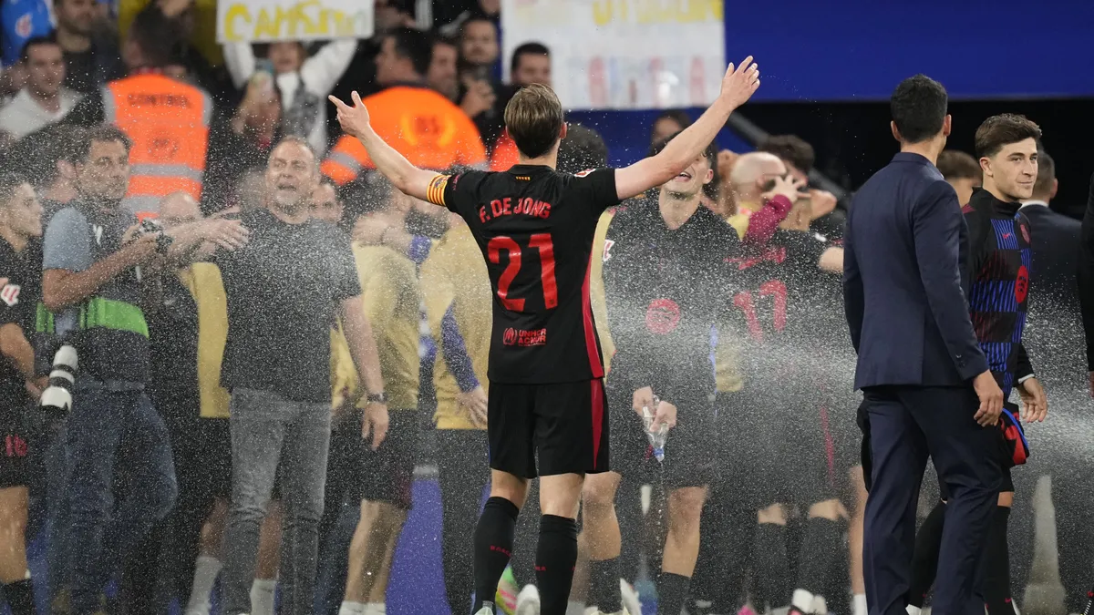 locsolórendszer, BARCELONA, SPAIN - MAY 15: Barcelona players celebrate after the LaLiga match between RCD Espanyol de Barcelona and FC Barcelona at RCDE Stadium on May 15, 2025 in Barcelona, Spain. Jose Breton / Anadolu (Photo by Jose Breton / ANADOLU / Anadolu via AFP)