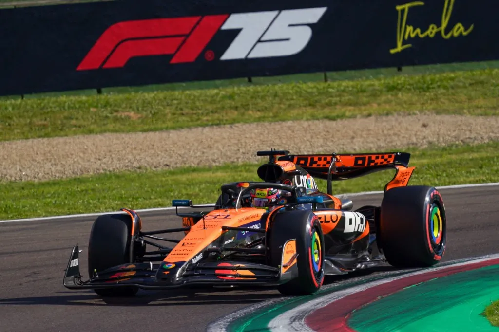 Forma-1 Oscar Piastri of Australia drives the (81) McLaren F1 Team MCL39 Mercedes during the Formula 1 AWS Gran Premio del Made in Italy e dell'Emilia-Romagna 2025 in Imola, Italy, on May 17, 2025, at Autodromo Internazionale Enzo e Dino Ferrari. (Photo by Alessio Morgese/NurPhoto) (Photo by Alessio Morgese / NurPhoto / NurPhoto via AFP)