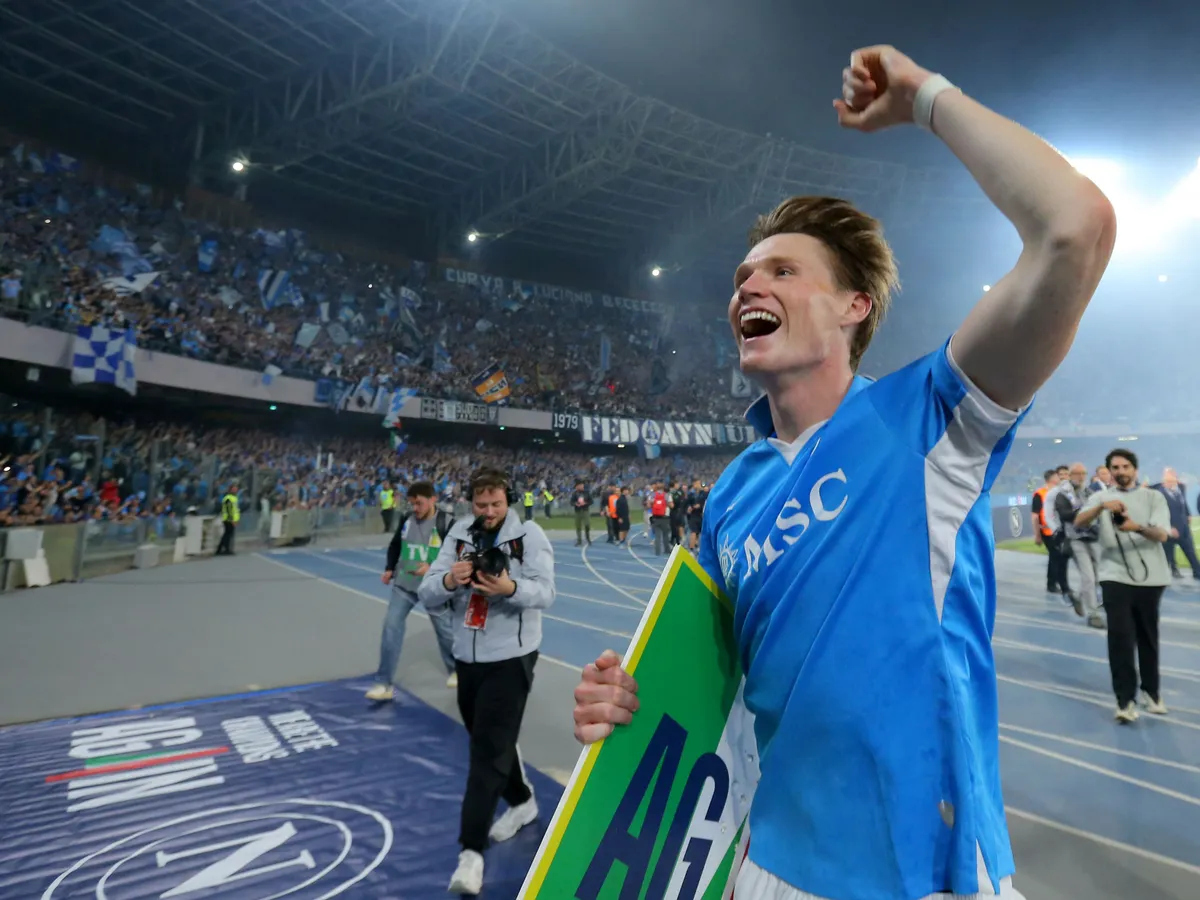 Napoli's Scottish midfielder #08 Scott Mc Tominay celebrates after winning the Italian Serie A football match between Napoli and Cagliari at the Diego Armando Maradona stadium in Naples on May 23, 2025. (Photo by Carlo Hermann / AFP)