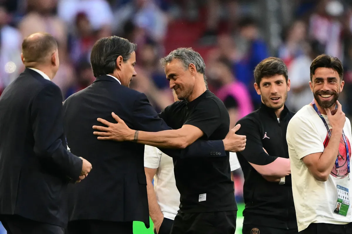 Paris Saint-Germain's Spanish headcoach Luis Enrique (C) greets Inter Milan's Italian coach Simone Inzaghi before the UEFA Champions League final football match between Inter Milan and Paris Saint-Germain (PSG) in Munich, southern Germany on May 31, 2025. (Photo by Marco BERTORELLO / AFP)