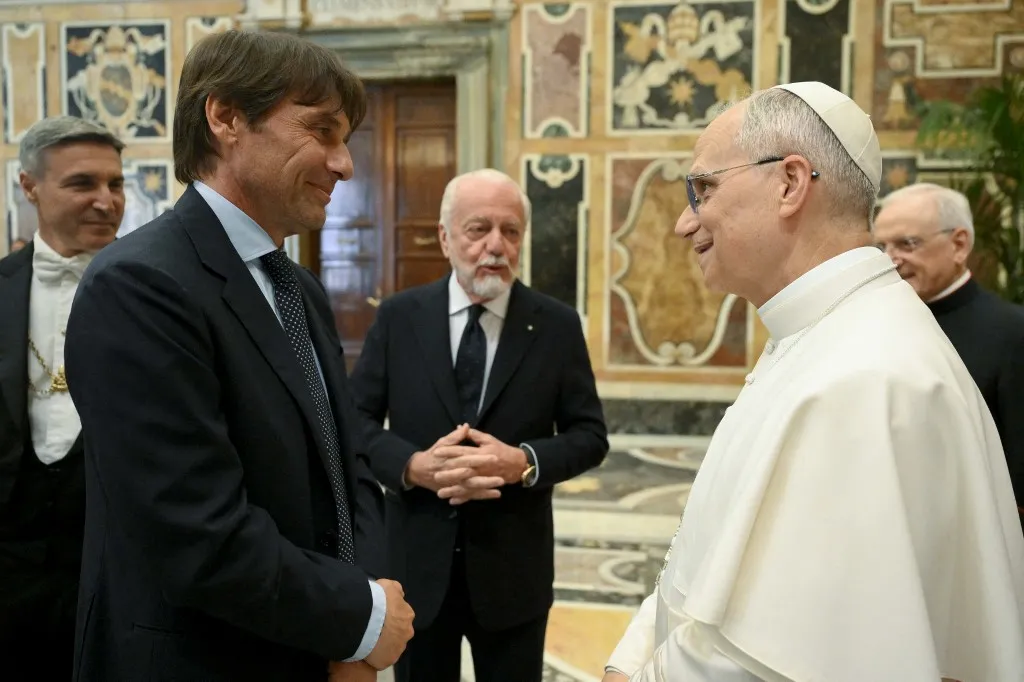 This photo taken and handout on May 27, 2025 by The Vatican Media shows Pope Leo XIV (R) with Napoli's Italian coach Antonio Conte during a meeting with the managers and players of the Napoli football team in the Vatican. (Photo by SIMONE RISOLUTI / VATICAN MEDIA / AFP) / RESTRICTED TO EDITORIAL USE - MANDATORY CREDIT "AFP PHOTO / Vatican Media / Simone RISOLUTI" - NO MARKETING NO ADVERTISING CAMPAIGNS - DISTRIBUTED AS A SERVICE TO CLIENTS