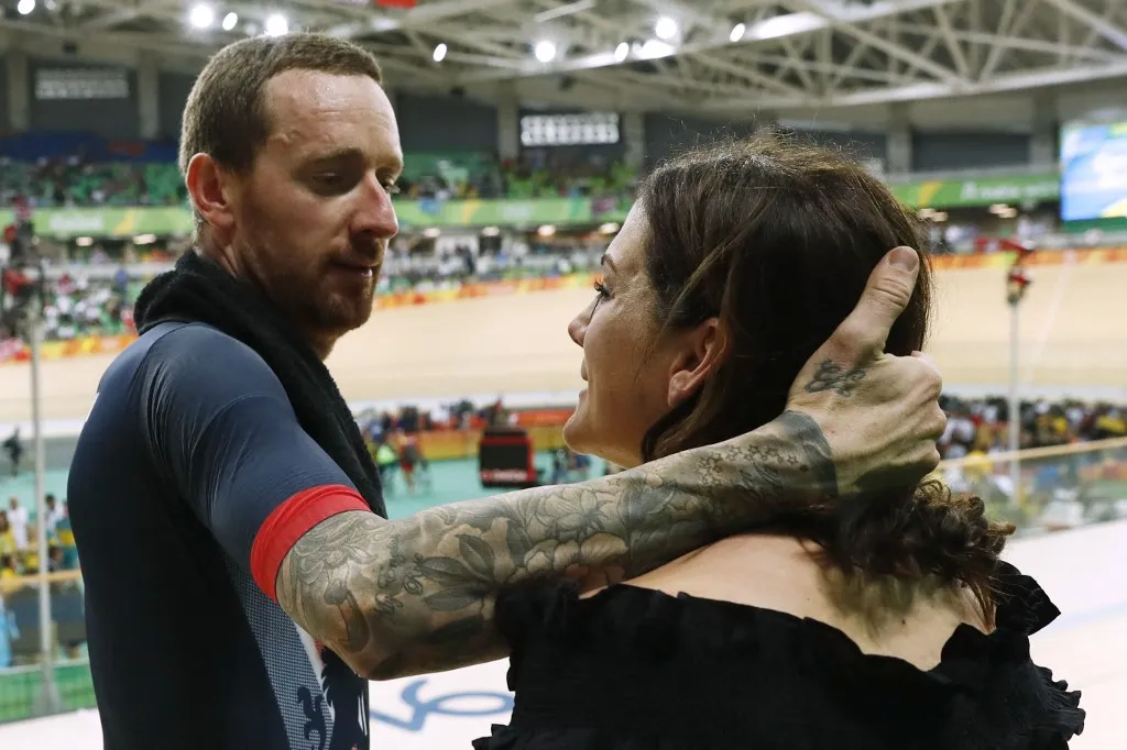 drog Britain's Bradley Wiggins (L) hugs his wife Catherine Wiggins after winning gold in the men's Team Pursuit finals track cycling event at the Velodrome during the Rio 2016 Olympic Games in Rio de Janeiro on August 12, 2016. (Photo by Odd ANDERSEN / AFP)
