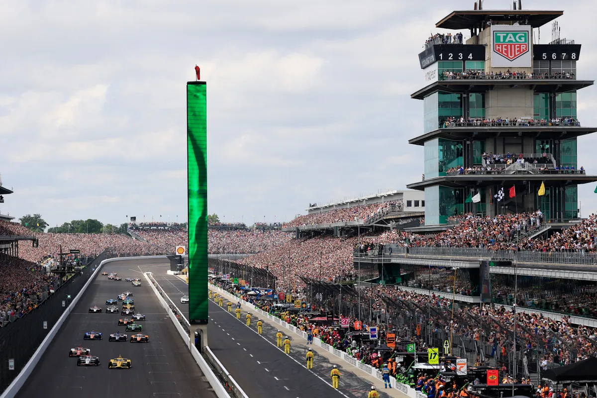 INDIANAPOLIS, INDIANA - MAY 26: Scott McLaughlin, driver of the #3 Pennzoil Team Penske, and Will Power, driver of the #12 Verizon Business Team Penske, lead the field at the start of the 108th Running of the Indianapolis 500 at Indianapolis Motor Speedway on May 26, 2024 in Indianapolis, Indiana.   Justin Casterline/Getty Images/AFP (Photo by Justin Casterline / GETTY IMAGES NORTH AMERICA / Getty Images via AFP), horrorbaleset